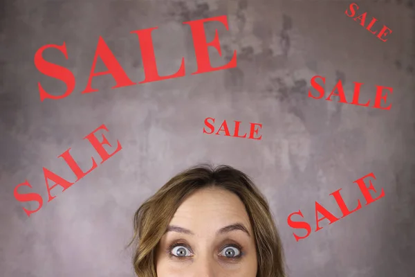 Shocked Woman Looks Word Sale — Stock Photo, Image