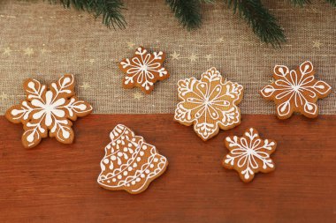 Lezzetli ev yapımı Noel kurabiyeleri masada, yakın çekim manzaralı.