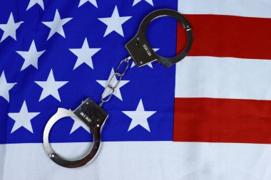 ABD bayrağının arka planında kelepçeler, Amerika Birleşik Devletleri 'nde suç kavramı
