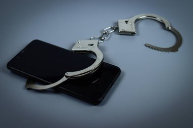 Kelepçeli cep telefonu, cihazlara ve dijital teknolojilere bağımlılık kavramı