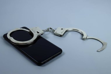 Kelepçeli cep telefonu, cihazlara ve dijital teknolojilere bağımlılık kavramı