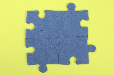 puzzle parçaları üzerinde sarı bir arka plan