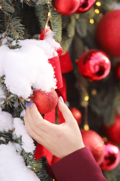 Donna Decora Albero Natale Strada Mani Primo Piano Orientamento Verticale — Foto Stock