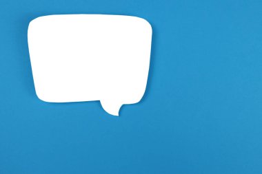 Mavi arkaplanda boş bir konuşma balonu