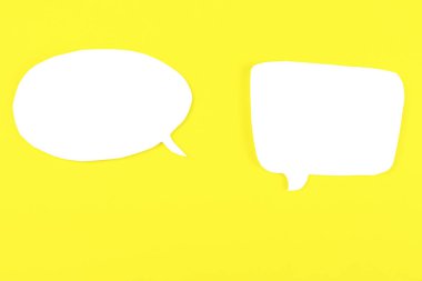 Sarı üzerine boş beyaz konuşma balonları