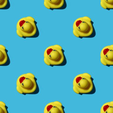 Sarı plastik ördek mavi arka planda pürüzsüz desen