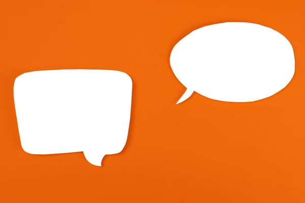 Üres Fehér Beszéd Léggömbök Narancssárga Alapon — Stock Fotó
