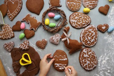 Paskalya için ev yapımı zencefilli ekmek süslüyor.