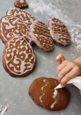 Paskalya için ev yapımı zencefilli ekmek süslüyor.