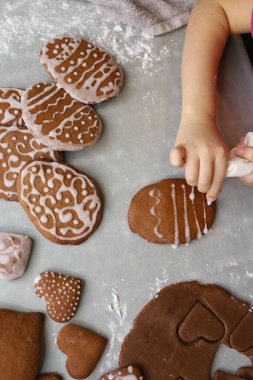 Paskalya için ev yapımı zencefilli ekmek süslüyor.
