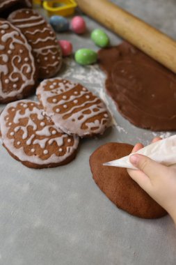 Paskalya için ev yapımı zencefilli ekmek süslüyor.