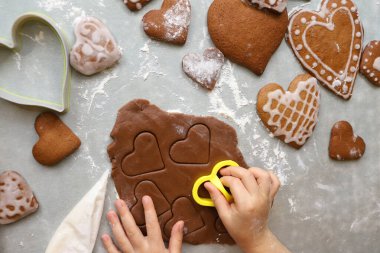 Kız mangır şeklinde zencefilli kurabiye yapıyor.