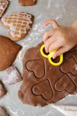Kız mangır şeklinde zencefilli kurabiye yapıyor.