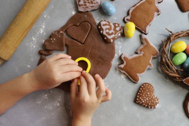 Paskalya için ev yapımı zencefilli ekmek süslüyor.