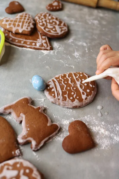 Flicka Dekorerar Hembakat Pepparkakor Till Påsk — Stockfoto