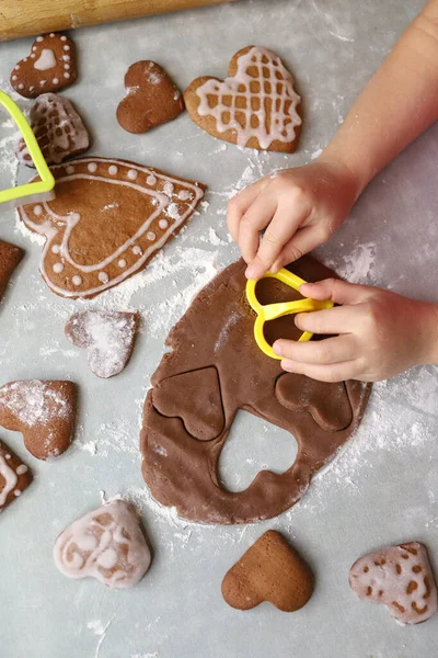 Flicka Gör Pepparkakor Kakor Form Hjärtat Deg — Stockfoto