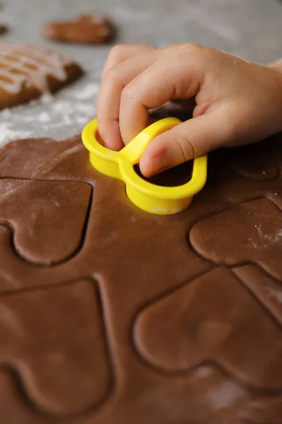 Chica Hace Galletas Jengibre Forma Corazón Masa — Foto de Stock