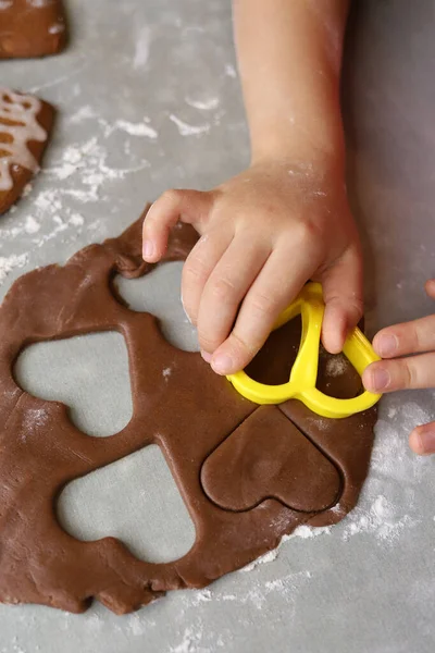 Fille Fait Des Biscuits Pain Épice Forme Coeur Pâte — Photo