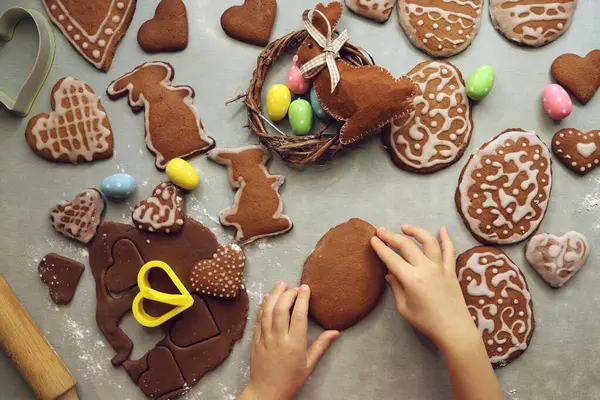 Paskalya için ev yapımı zencefilli ekmek süslüyor.