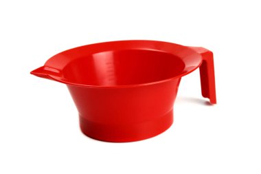 Kırmızı plastik saç boyası kasesi beyaza izole edilmiş.