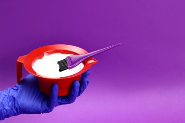 Plastik kasedeki saç boyası, evdeki saç boyası ya da güzellik salonunda.