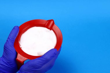 Stilistin elinde saç boyası, kasede rengi var. Metin için alanı kopyala