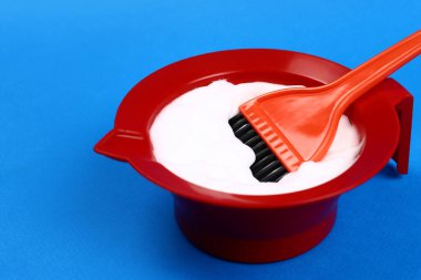 Boya ve brushe ile plastik kase, mavi üzerine profesyonel saç boyama seti