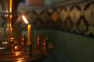 Hıristiyan Ortodoks kilisesinde mumlar yakıldı.