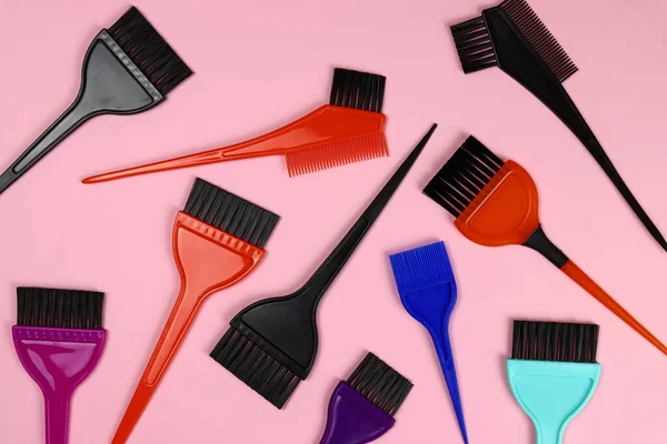 Tło Włosów Farbowanie Szczotek Różowy Narzędzia Fryzjerskie Lub Kosmetyczne — Zdjęcie stockowe