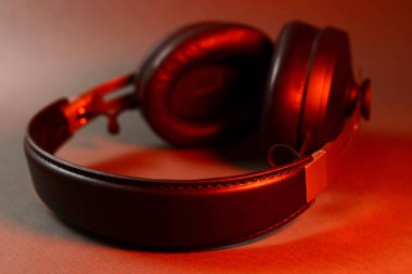 Kırmızı ışıkta tam boyutlu kablosuz kulaklık.