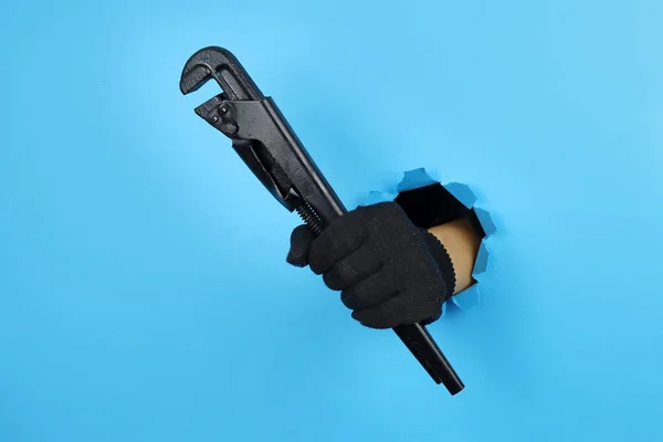 Handschuh Hält Einen Schraubenschlüssel Einen Schlüssel Aus Einem Loch — Stockfoto