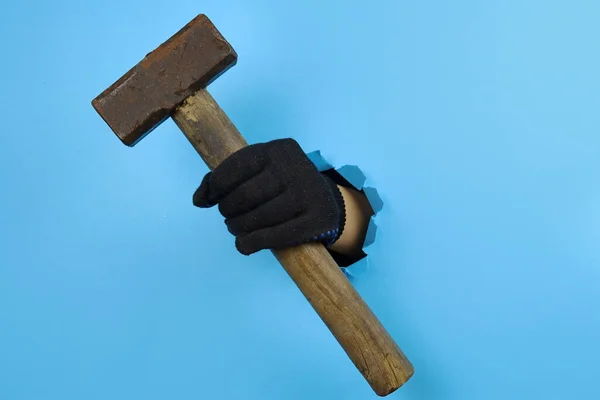 Hand Hand Hält Hammer Ein Loch Blauen Papier Reparaturkonzept — Stockfoto