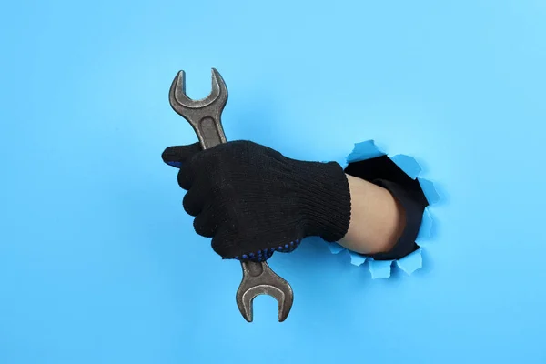 Handschuh Hält Einen Schraubenschlüssel Einen Schlüssel Aus Einem Loch — Stockfoto
