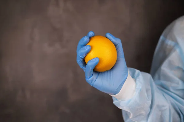 Lekarz Trzyma Pomarańczowy Zdrowe Jedzenie Koncepcja Dieta — Zdjęcie stockowe