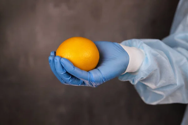 Lekarz Trzyma Pomarańczowy Zdrowe Jedzenie Koncepcja Dieta — Zdjęcie stockowe