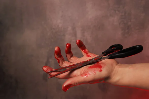 Der Hand Der Frau Liegt Eine Blutige Schere — Stockfoto
