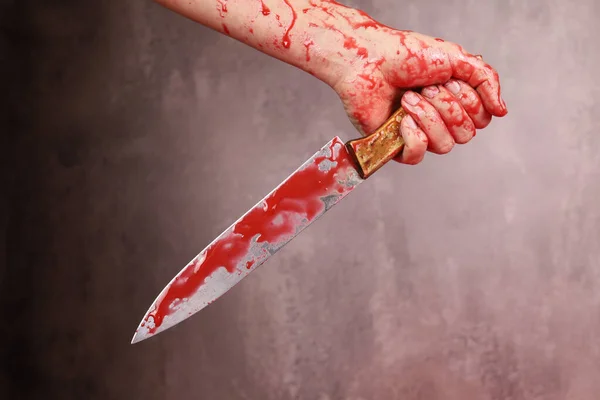 Ruka Krvavé Ženy Držící Zakrvácený Nůž Šedém Pozadí Koncept Násilí — Stock fotografie