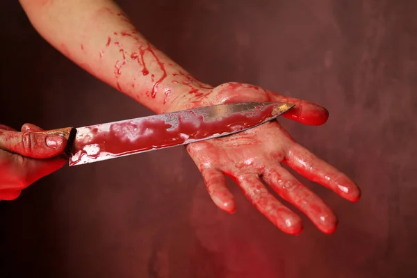 Kvinna Torkar Blod Från Kökskniv Handen — Stockfoto