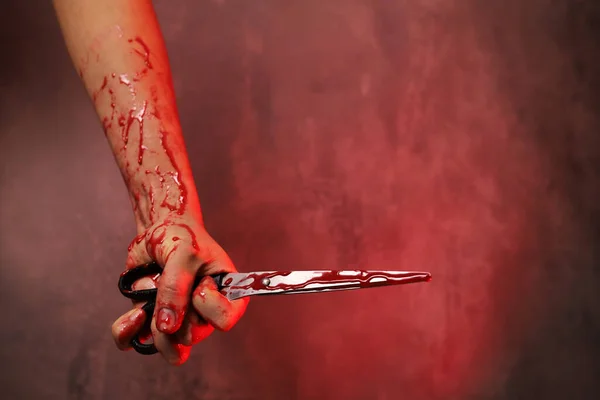 Mão Mulher Segura Par Sangrento Tesouras — Fotografia de Stock