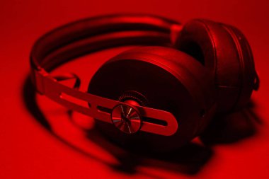 LIMAN, UKRAINE - 17 HAZİRAN 2022 SENNHEISER Momentum 3 Bluetooth Kulaklıklar kırmızı ışıkta