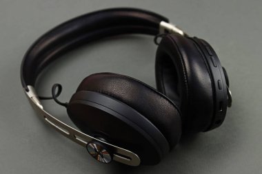 Lyman, Ukrayna - 17 Ocak 2022: SENHEISER Momentum 3 kablosuz kulaklık Gri arka planda ses azaltıcı