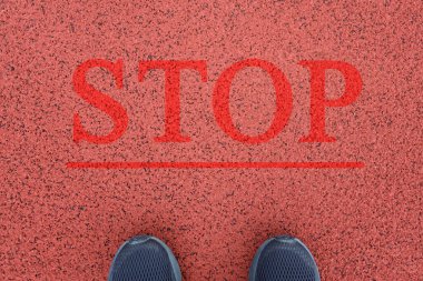 Ayağını yazının önüne koy. Dur.