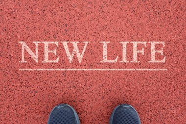 Bacaklar yazının önünde duruyor Yeni bir hayat