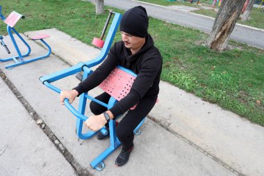 Spor salonunda açık hava eğitimi, spor yaşam tarzı, güç ve dayanıklılığın gelişimi.