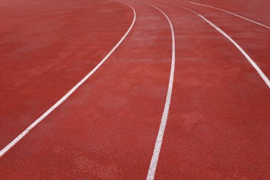 Spor sahasında kırmızı koşu bandı. Stadyumda lastik kaplama ile koşu pisti