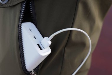 Powerbank, ceketin cebinde taşınabilir şarj aleti