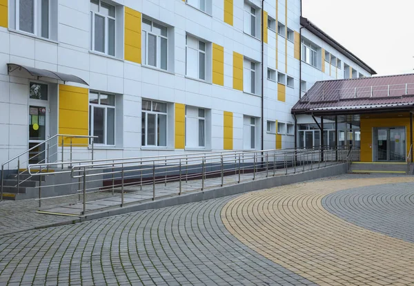 Öffentliches Schulgebäude Fassadenansicht — Stockfoto