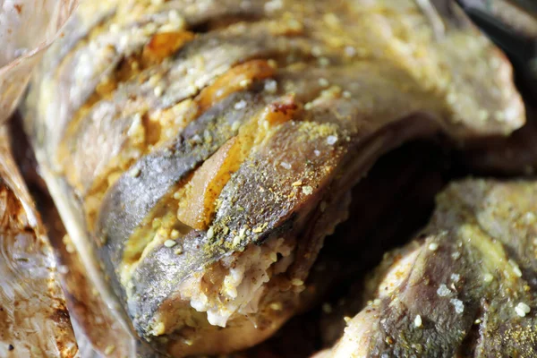 Pyszne Świeże Pieczone Ryby Cytryną Zbliżenie — Zdjęcie stockowe