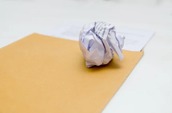 Смятая бумага на конверте — стоковое фото