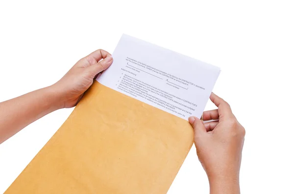 Изолированные руки держат конверт. — стоковое фото